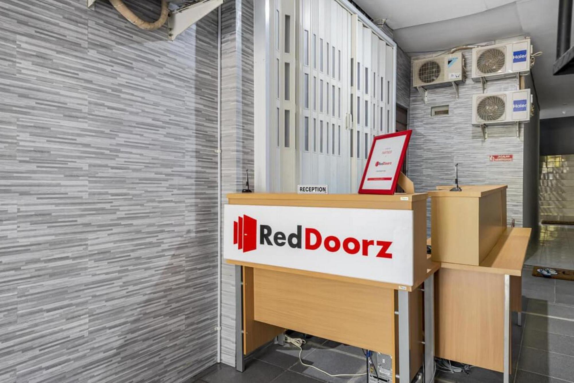 Reddoorz @ Jemursari Surabaya 2 Hotel Exterior photo